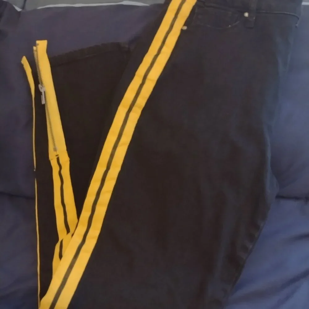 Clothes - Picture 11 of 16